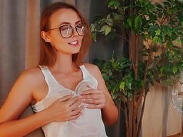 Волнующая мастурбация юной красотки в спальне